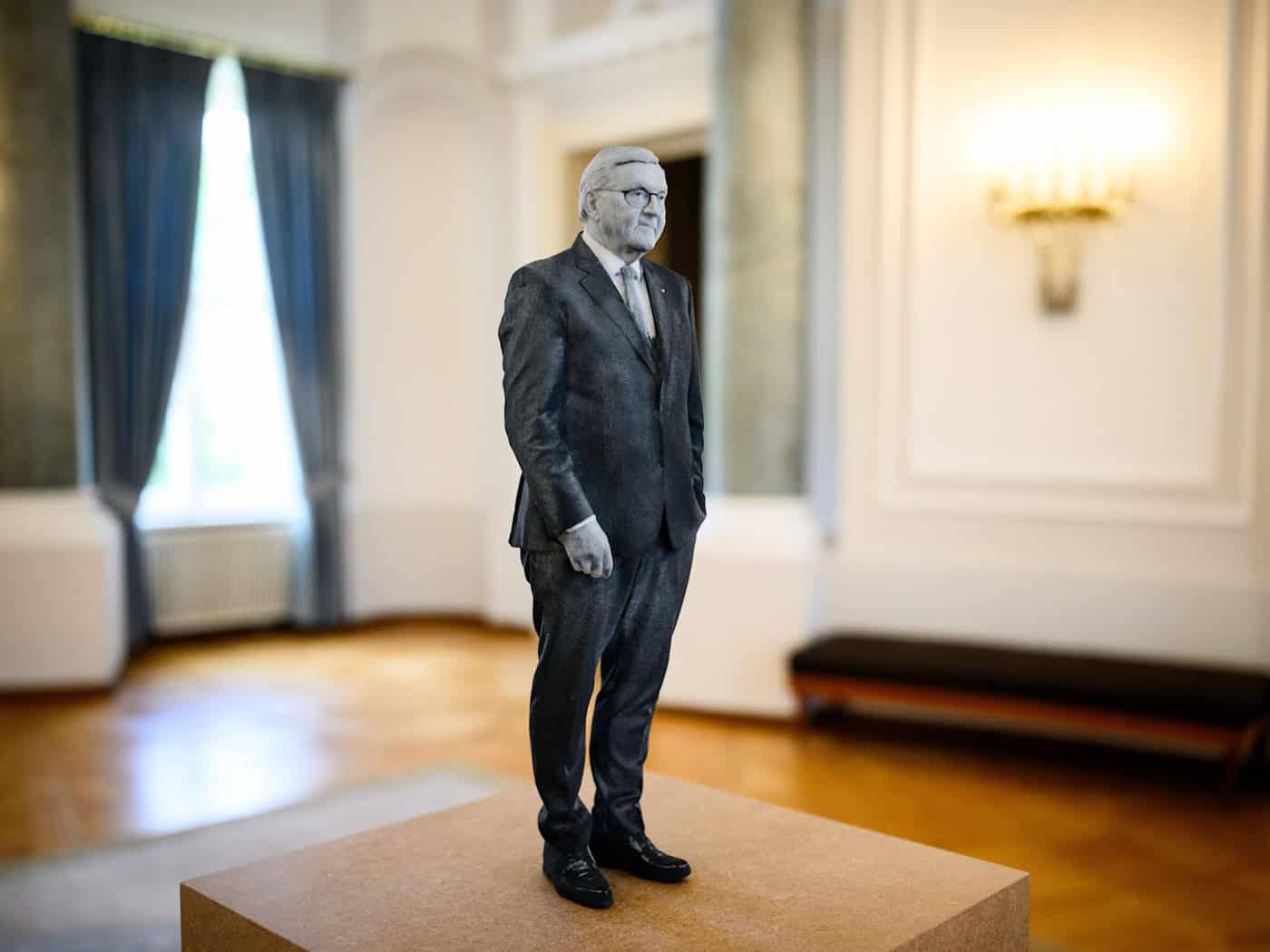 Eines der für zwei Wochen im Schloss Bellevue gezeigten Kunstwerke stellt den Hausherrn selbst dar. / Foto: Bernd von Jutrczenka/dpa