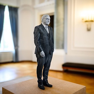 Eines der für zwei Wochen im Schloss Bellevue gezeigten Kunstwerke stellt den Hausherrn selbst dar. / Foto: Bernd von Jutrczenka/dpa