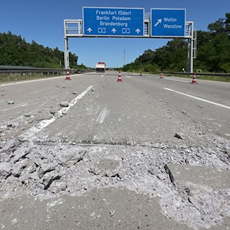 Die Temperaturen beanspruchen den Straßenbelag.  / Foto: Michael Bahlo/dpa