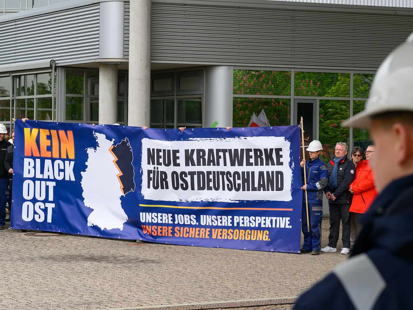 «Kein Blackout Ost»: Beschäftigte des Energiekonzerns Leag haben im Mai gegen Pläne des Bundeswirtschaftsministeriums zum Bau neuer Gaskraftwerke protestiert, weil sie Nachteile befürchten. (Archivbild) / Foto: Patrick Pleul/dpa
