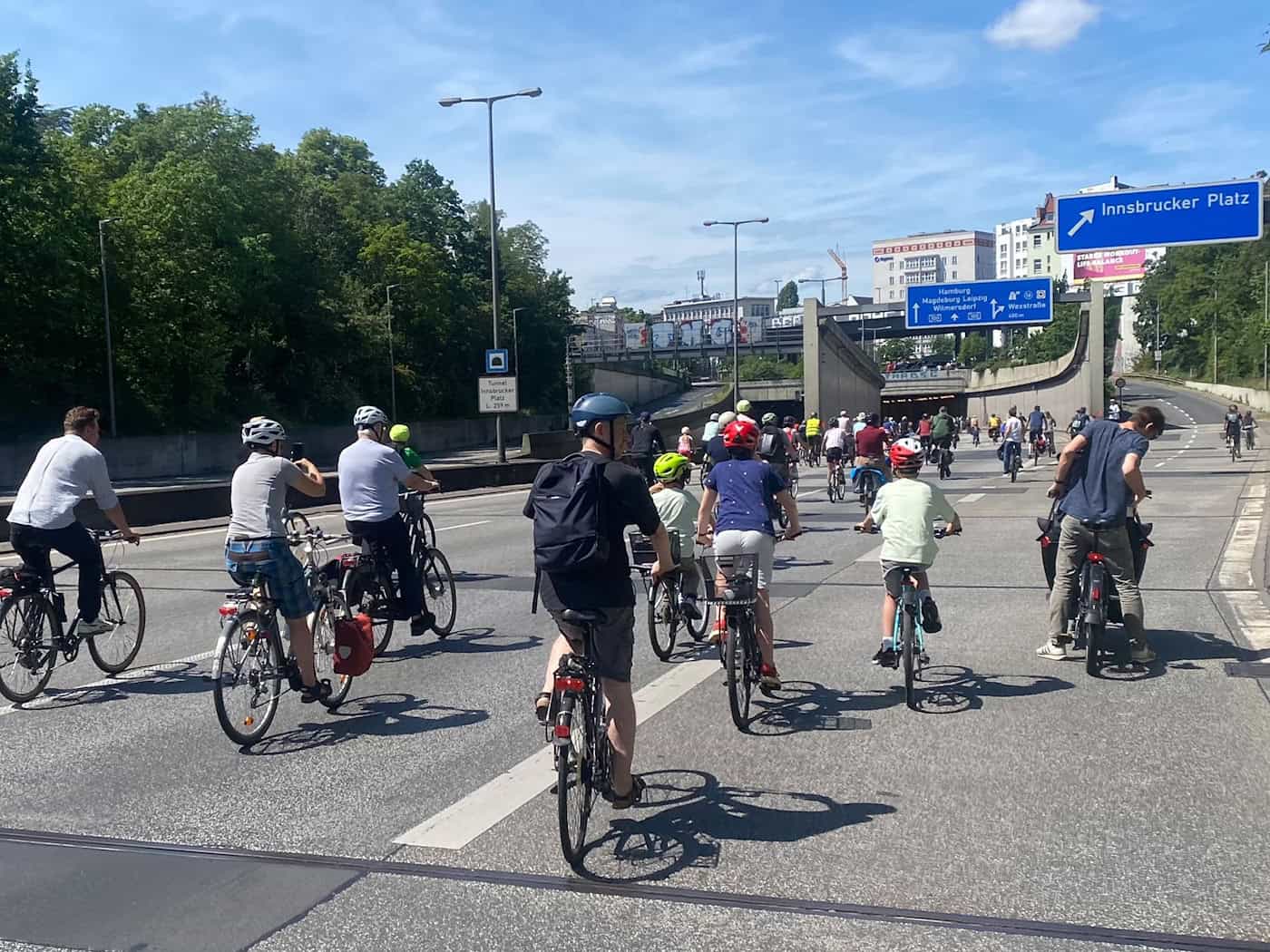 Zur Fahrrad-Sternfahrt werden auch in diesem Jahr wieder Tausende Menschen erwartet. (Archivbild) / Foto: Anja Mia Neumann/dpa