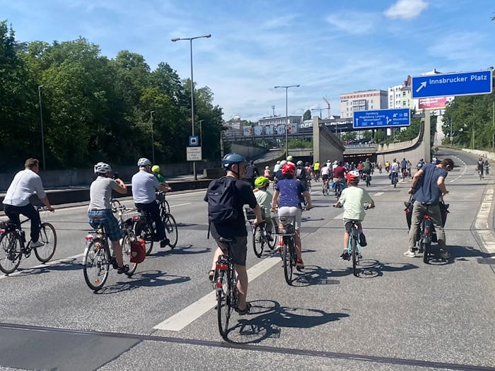 Zur Fahrrad-Sternfahrt werden auch in diesem Jahr wieder Tausende Menschen erwartet. (Archivbild) / Foto: Anja Mia Neumann/dpa