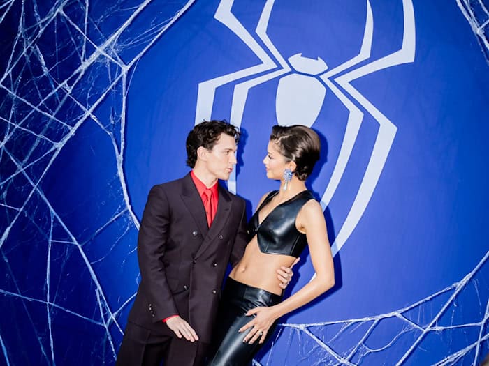 Tausende Fans feiern Tom Holland und Zendaya in Berlin
