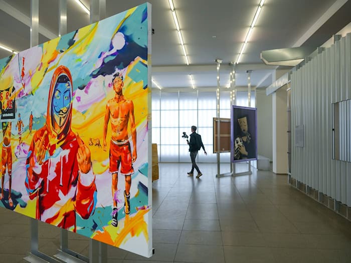 Die Ausstellung «Tausendmal Berlin. Die Sammlung der Nationalgalerie im Hamburger Bahnhof» zeigt rund 70 Werke von mehr als 50 Künstlerinnen und Künstlern, darunter Gemälde, Zeichnungen, Skulpturen und Fotografien. / Foto: Soeren Stache/dpa