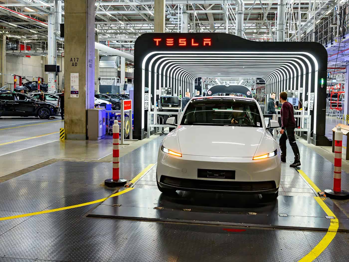 Der US-Elektroautobauer Tesla will die Produktion in seinem Werk in Grünheide noch weiter ankurbeln. (Archivbild) / Foto: Patrick Pleul/dpa
