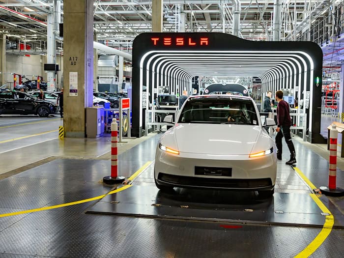 Der US-Elektroautobauer Tesla will die Produktion in seinem Werk in Grünheide noch weiter ankurbeln. (Archivbild) / Foto: Patrick Pleul/dpa