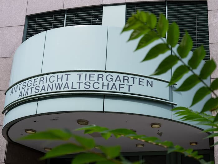 Gegen einen 28-jährigen Autofahrer, der durch Raserei einen 67 Jahre alten Fußgängers tödlich erfasst hatte, erging eine Bewährungsstrafe. (Foto Illustration)  / Foto: Monika Skolimowska/dpa