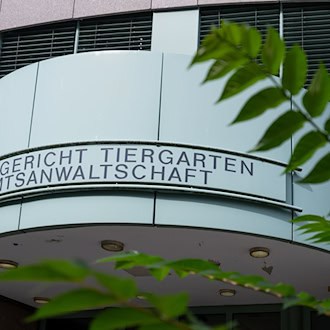Gegen einen 28-jährigen Autofahrer, der durch Raserei einen 67 Jahre alten Fußgängers tödlich erfasst hatte, erging eine Bewährungsstrafe. (Foto Illustration)  / Foto: Monika Skolimowska/dpa