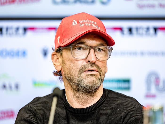 Energie-Trainer Claus-Dieter Wollitz. (Archivbild) / Foto: Frank Hammerschmidt/dpa