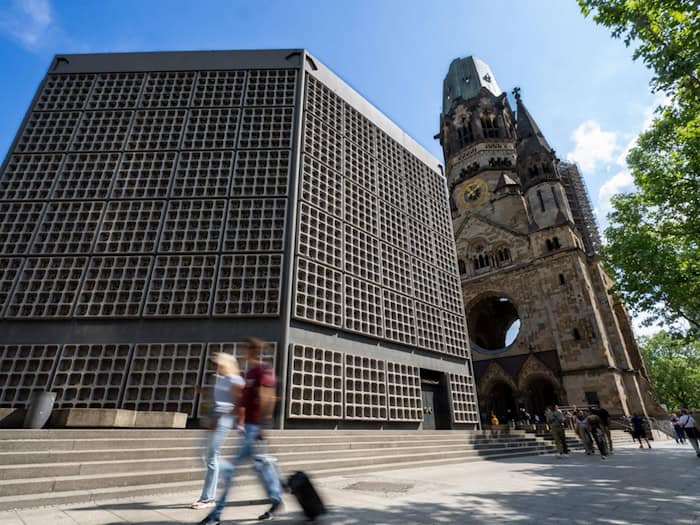 Die Kaiser-Wilhelm-Gedächtnis-Kirche in Charlottenburg ist ein Ziel für Besucher aus aller Welt. (Archivbild)   / Foto: Monika Skolimowska/dpa