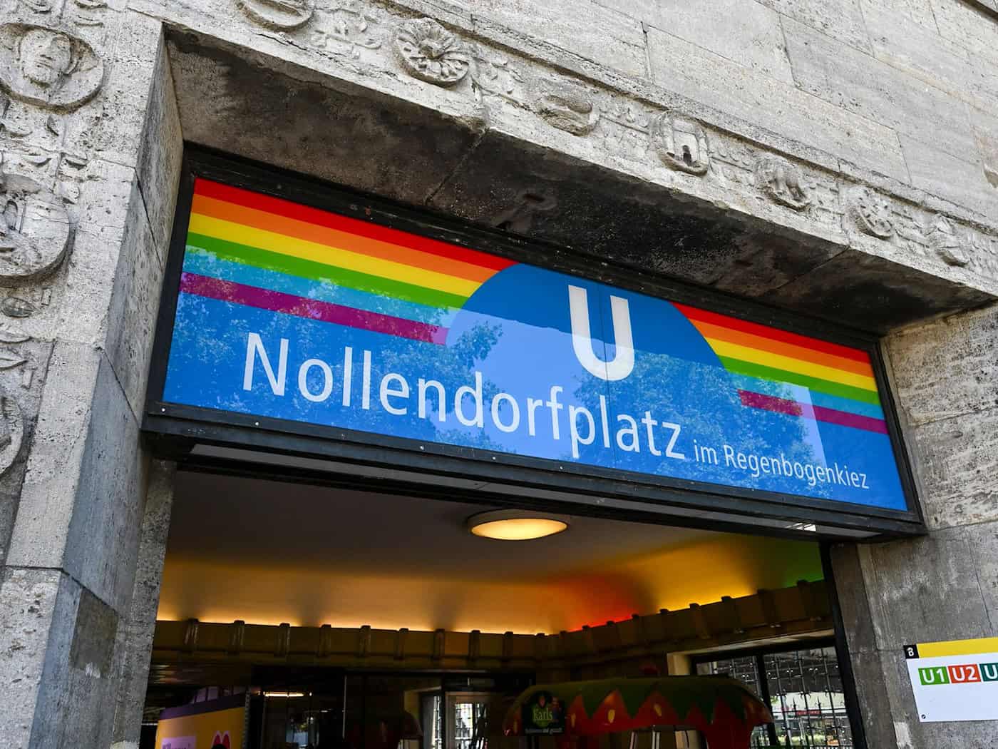 Der U-Bahnhof Nollendorfplatz ist zum Berliner Pride Month „im Regenbogenkiez".  / Foto: Jens Kalaene/dpa