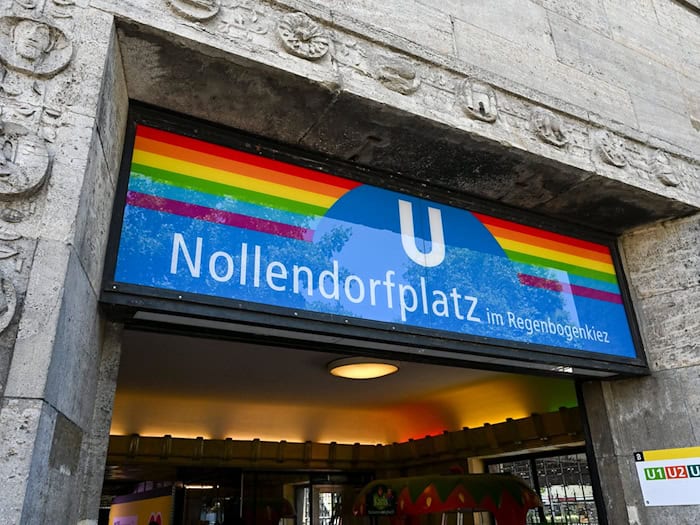 U-Bahnhof Nollendorfplatz in Schöneberg trägt Schriftzug 'Im Regenbogenkiez'