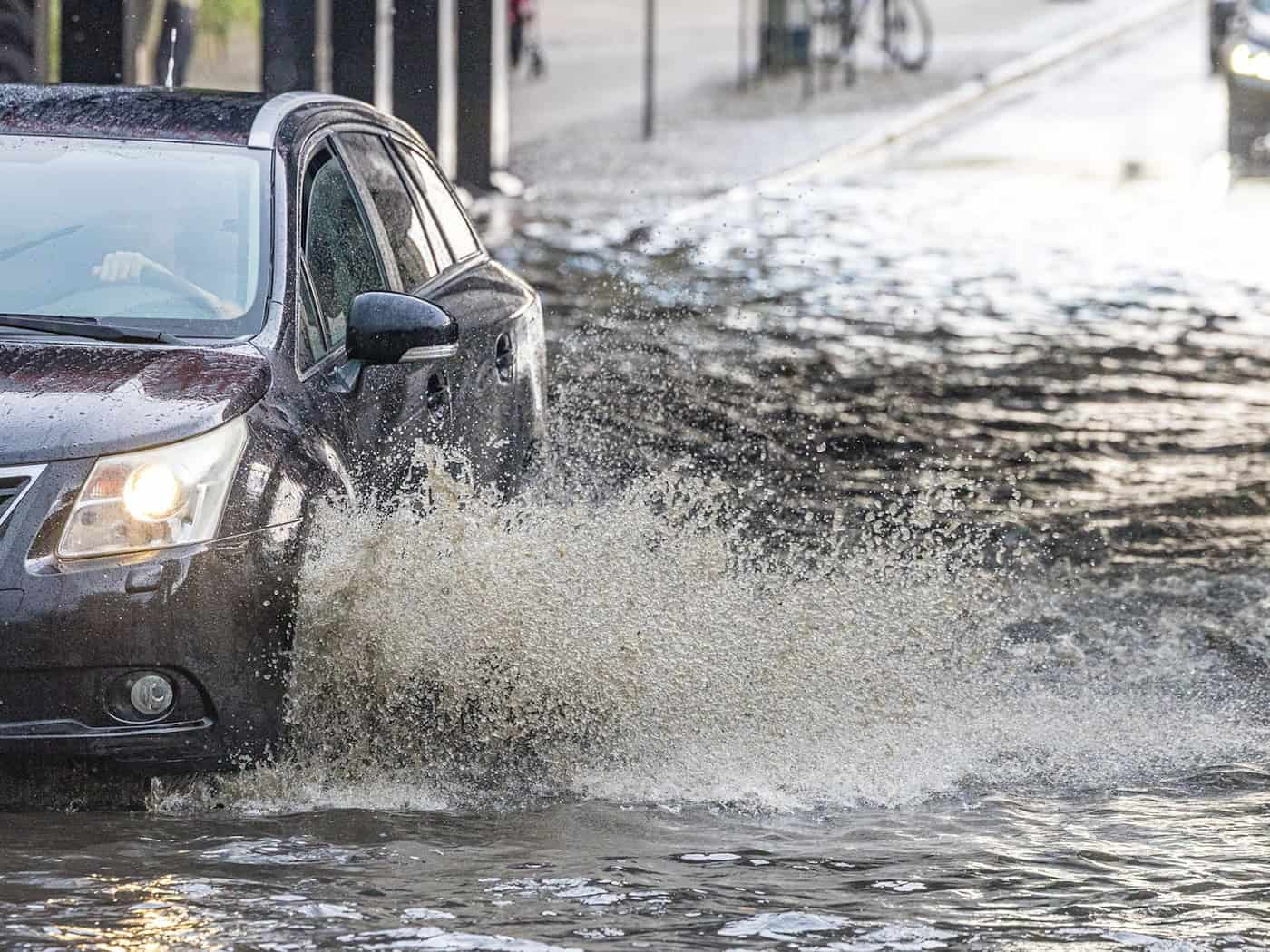 Der Regen hat eine Unterführung in Cottbus überschwemmt. / Foto: Frank Hammerschmidt/dpa