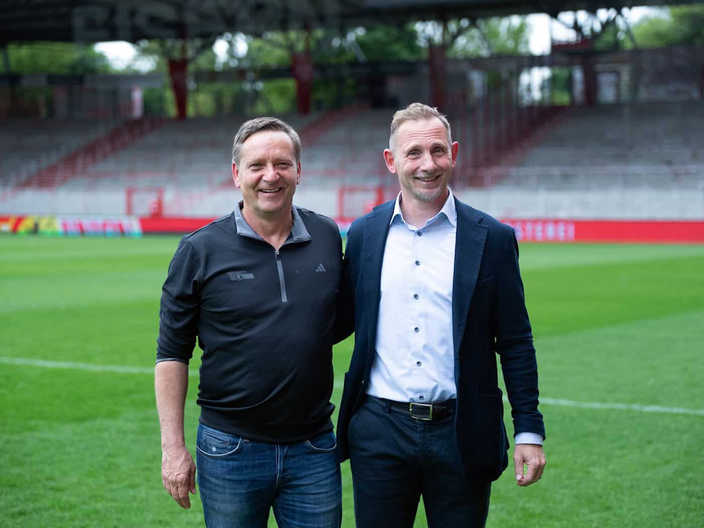 Heldt (l) holt einen weiteren Innenverteidiger für seinen neuen Trainer Lustrinelli. (Archivbild) / Foto: Soeren Stache/dpa