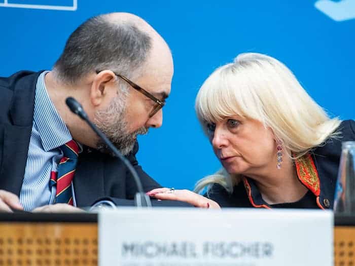 Der Leiter des Berliner erfassungsschutzes, Michael Fischer und Innensenatorin Iris Spranger (SPD) stellen den neuen Verfassungsschutzbericht vor. (Archivbild) / Foto: Christophe Gateau/dpa