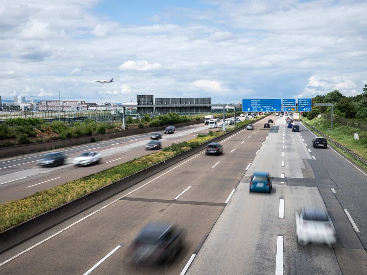 Ohne Blinken auf die Autobahn auffahren? Nach einer Erhebung des ACE kommt das beim Einfädeln häufig vor.(Symbolbild) / Foto: Hannes P. Albert/dpa