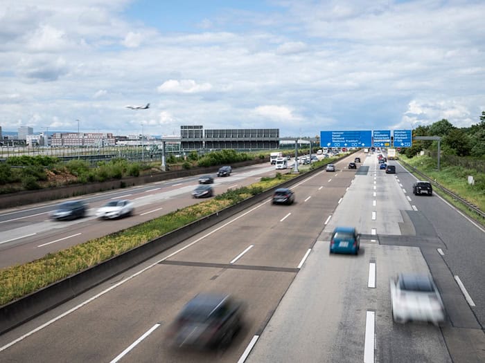 Ohne Blinken auf die Autobahn auffahren? Nach einer Erhebung des ACE kommt das beim Einfädeln häufig vor.(Symbolbild) / Foto: Hannes P. Albert/dpa