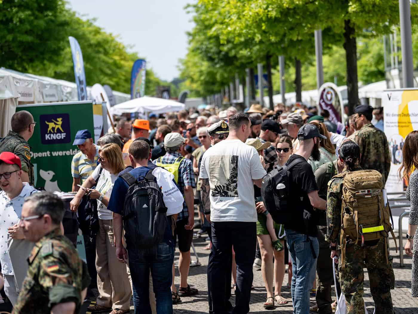 Wegen des zweiten Veteranentags und der großen Feier rund um den Reichstag ist mit Sicherheitsmaßnahmen und weiträumigen Sperrungen zu rechnen. (Archivbild) / Foto: Fabian Sommer/dpa