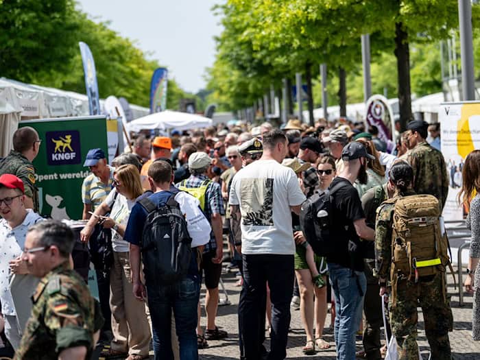 Wegen des zweiten Veteranentags und der großen Feier rund um den Reichstag ist mit Sicherheitsmaßnahmen und weiträumigen Sperrungen zu rechnen. (Archivbild) / Foto: Fabian Sommer/dpa