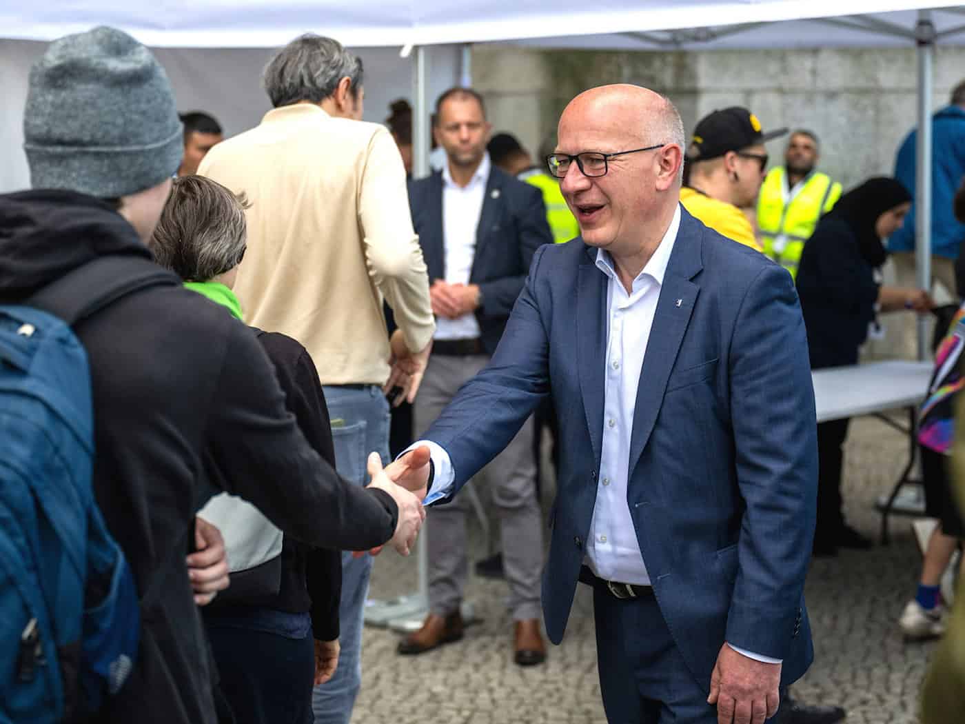 Berlins Regierender Bürgermeister Kai Wegner (CDU) stellte beim Tag der offenen Tür seinen Amtssitz vor.  / Foto: Christophe Gateau/dpa