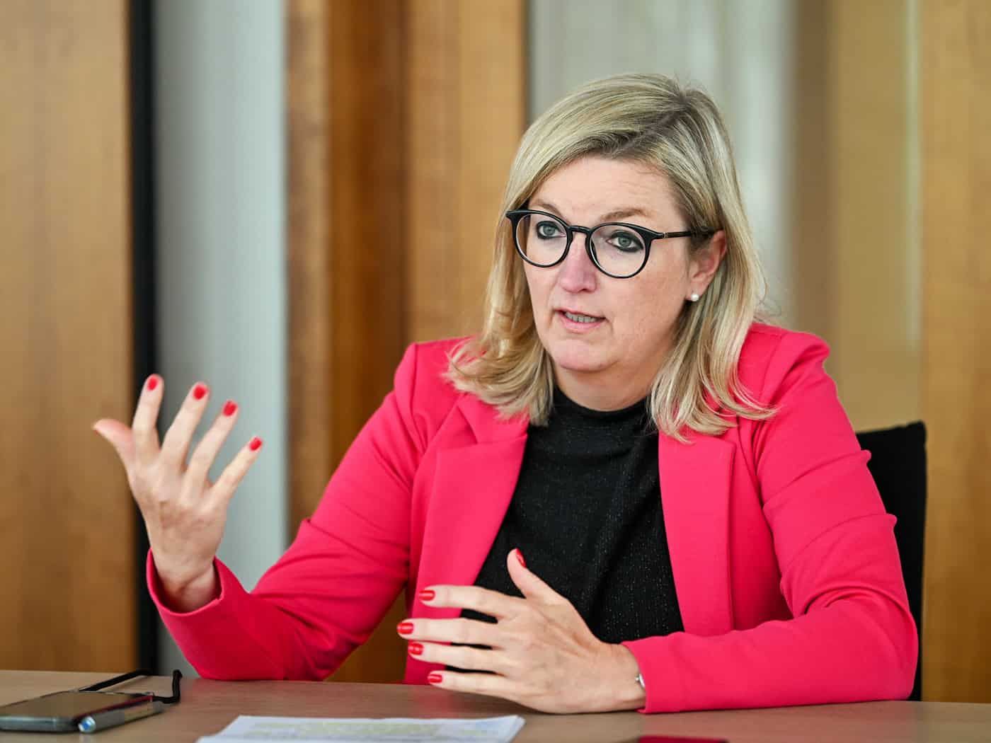 Wirtschaftsministerin Martina Klement (CSU) wirbt offensiv um die Ansiedlung neuer Unternehmen der Sicherheits- und Verteidigungsbranche.  / Foto: Soeren Stache/dpa
