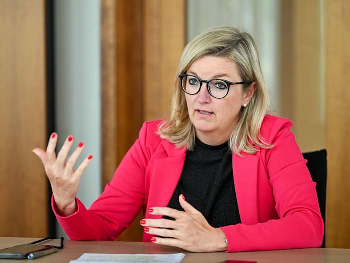 Wirtschaftsministerin Martina Klement (CSU) wirbt offensiv um die Ansiedlung neuer Unternehmen der Sicherheits- und Verteidigungsbranche.  / Foto: Soeren Stache/dpa