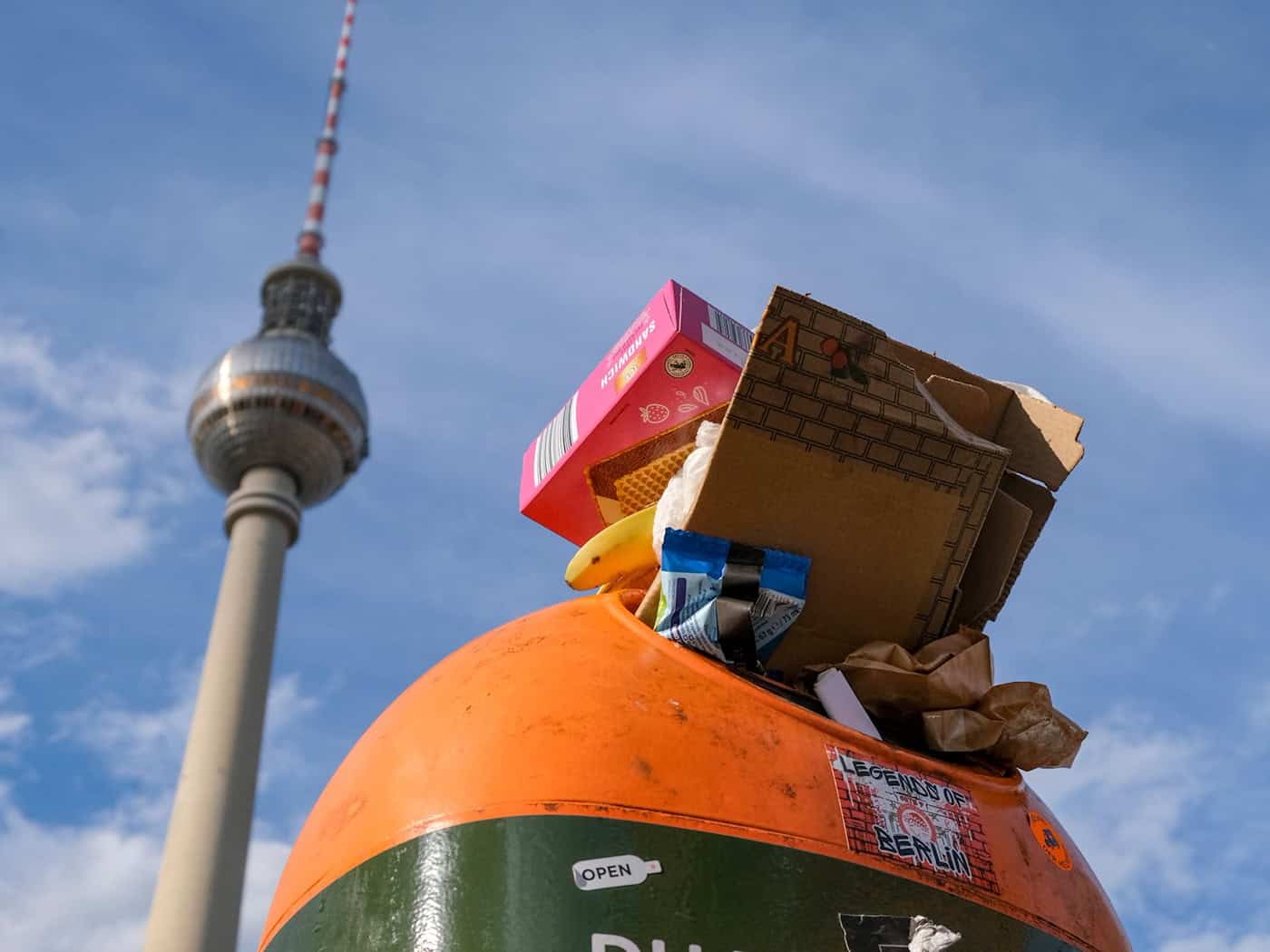 Viele Berliner wünschen sich mehr Mülleimer in ihrer Stadt. (Symbolbild)  / Foto: Jens Kalaene/dpa