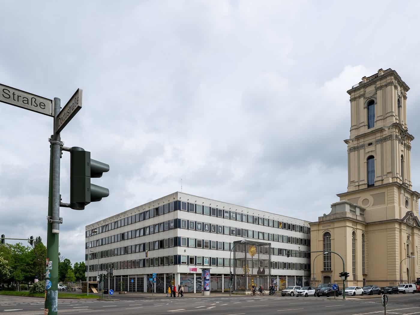Das Kunst- und Kreativhaus Rechenzentrum in Potsdam neben der Garnisonkirche darf noch sieben Jahre bleiben. (Archivbild) / Foto: Soeren Stache/dpa