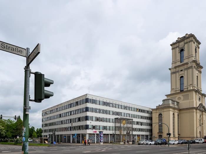 Das Kunst- und Kreativhaus Rechenzentrum in Potsdam neben der Garnisonkirche darf noch sieben Jahre bleiben. (Archivbild) / Foto: Soeren Stache/dpa