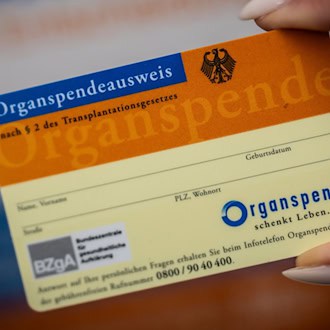 Über 8.000 Menschen in Deutschland warten auf ein Spenderorgan. (Archivbild) / Foto: Michael Kappeler/dpa/dpa-tmn