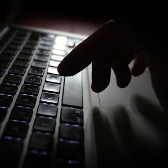 Vorsicht bei der Partnersuche im Netz - es kann auch eine Betrugsmasche dahinterstecken. (Symbolbild) / Foto: Karl-Josef Hildenbrand/dpa/dpa-tmn