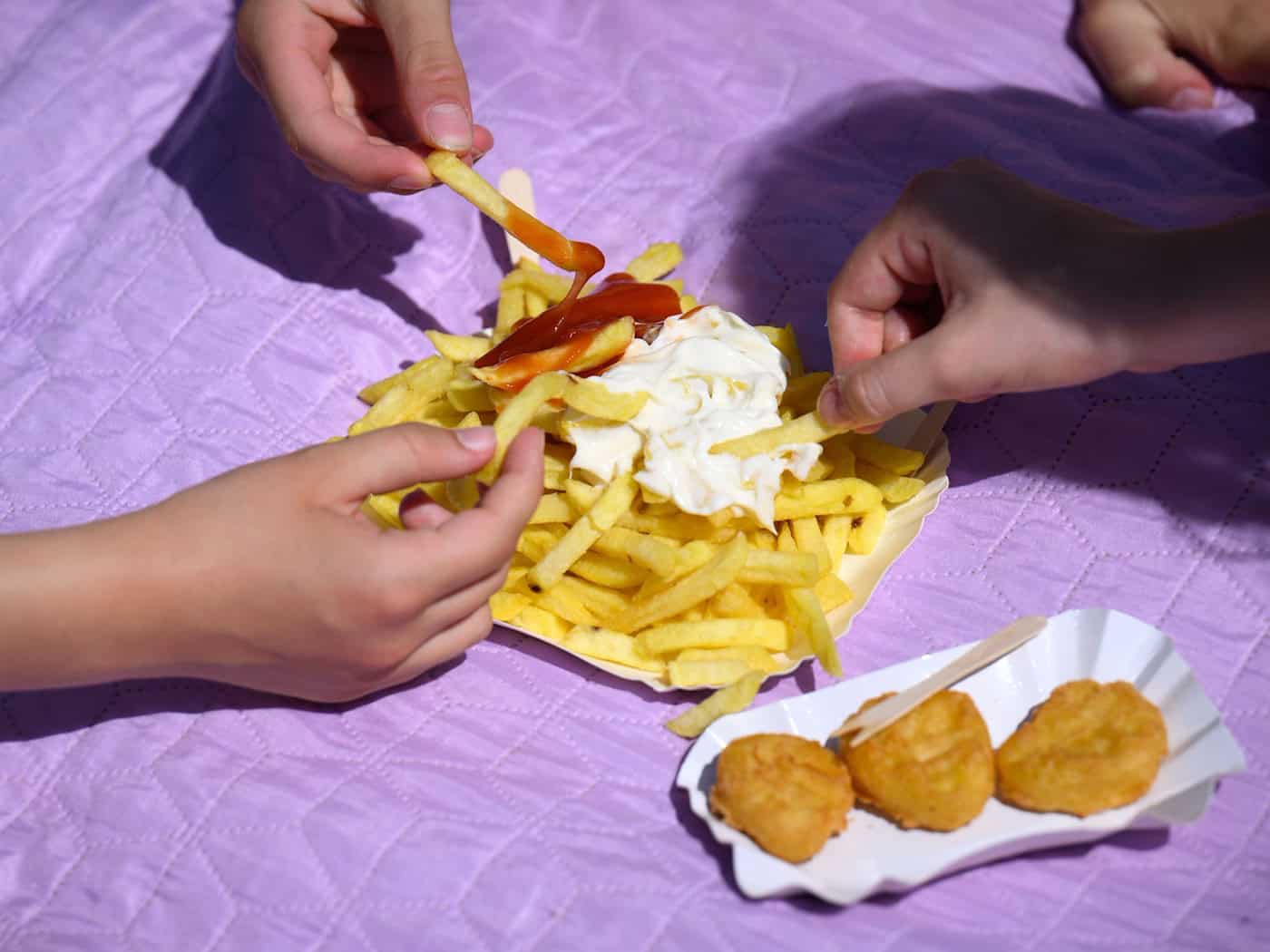 Eine Portion Pommes darf bei einem Freibadbesuch nicht fehlen. (Archivbild) / Foto: Bernd von Jutrczenka/dpa
