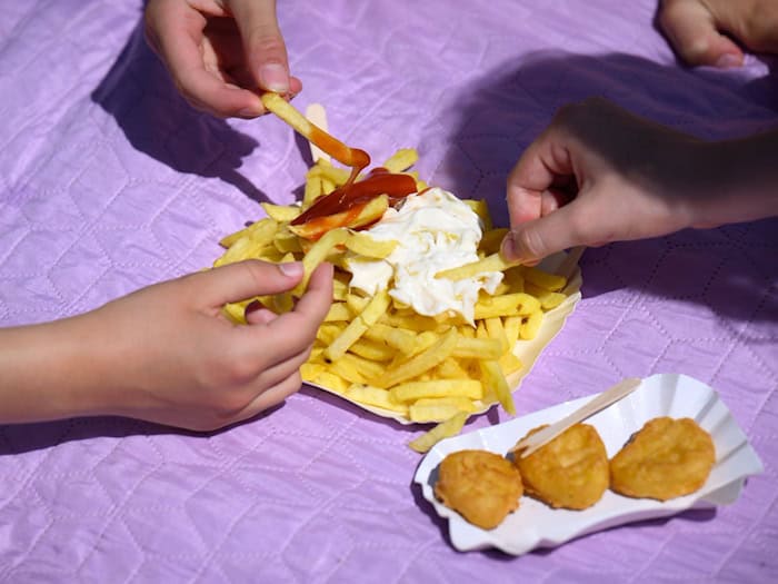 Eine Portion Pommes darf bei einem Freibadbesuch nicht fehlen. (Archivbild) / Foto: Bernd von Jutrczenka/dpa