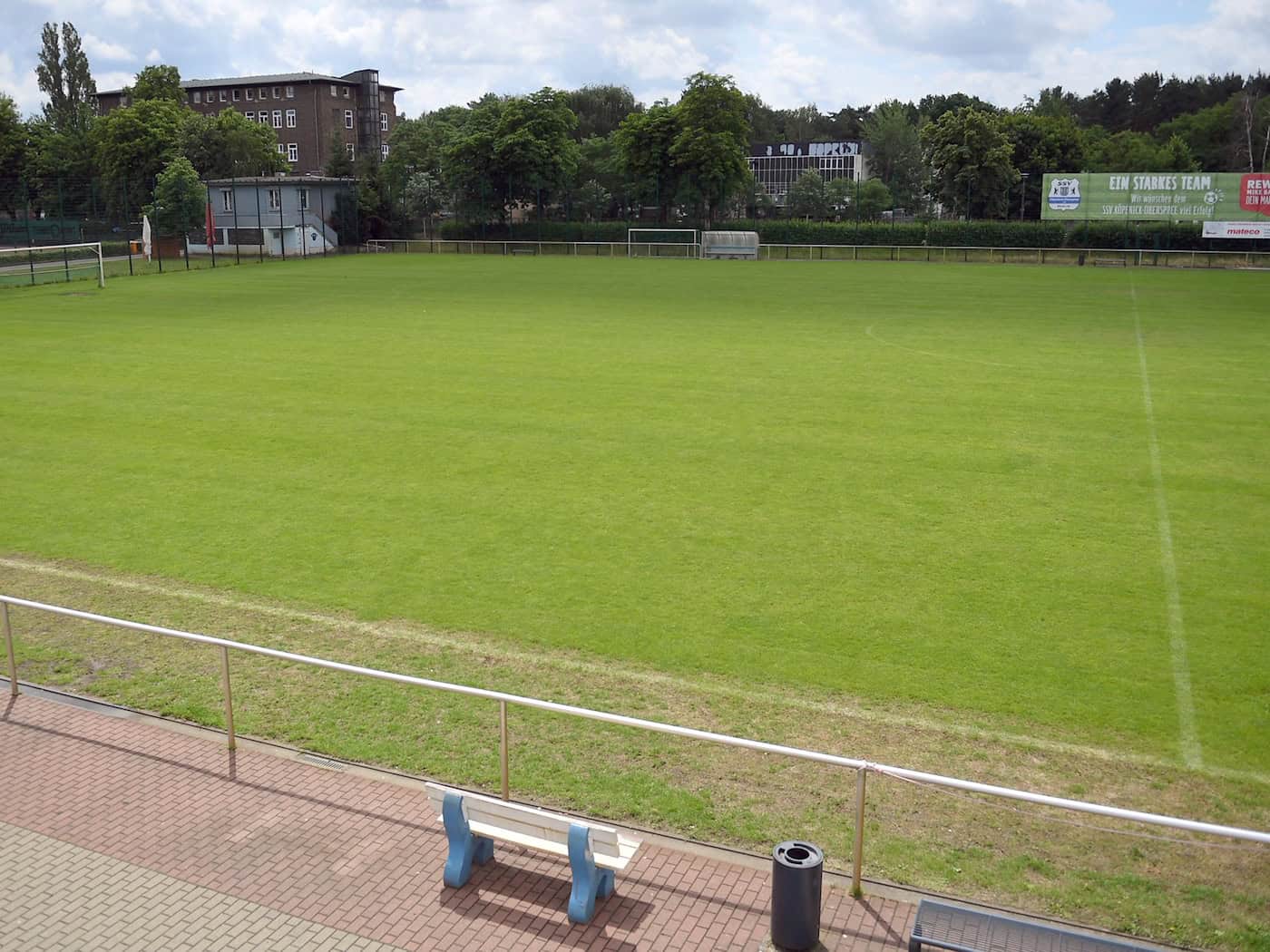 Am Wochenende bleibt es auf den meisten Fußballplätzen in Berlin ruhig. (Archivbild) / Foto: Britta Pedersen/dpa