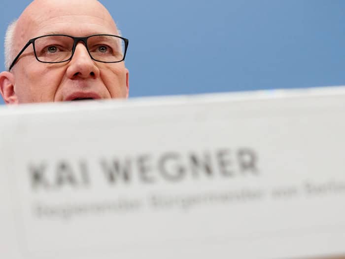 Berlins Regierender Bürgermeister Kai Wegner (CDU) plädiert dafür, am Tankrabatt festzuhalten. (Archivbild)  / Foto: Carsten Koall/dpa