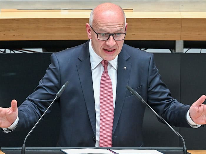 Der Regierende Bürgermeister Kai Wegner (CDU) hatte seinen neuen Digitalisierungs-Staatssekretär Matthias Hundt aus Dresden nach Berlin geholt.  / Foto: Jens Kalaene/dpa