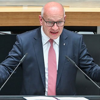 Der Regierende Bürgermeister Kai Wegner (CDU) hatte seinen neuen Digitalisierungs-Staatssekretär Matthias Hundt aus Dresden nach Berlin geholt.  / Foto: Jens Kalaene/dpa