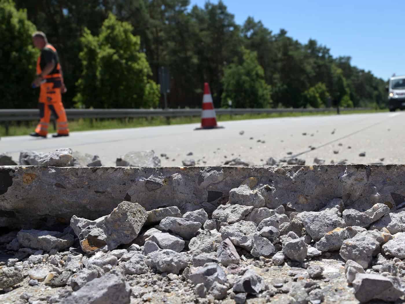 Auf der A2 kam es unter anderem zwischen Ziesar und Wollin in Richtung Berlin wegen der Hitze zu massiven Straßenschäden. (Archivbild)  / Foto: Michael Bahlo/dpa