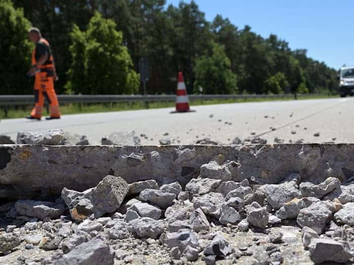 Auf der A2 kam es unter anderem zwischen Ziesar und Wollin in Richtung Berlin wegen der Hitze zu massiven Straßenschäden. (Archivbild)  / Foto: Michael Bahlo/dpa