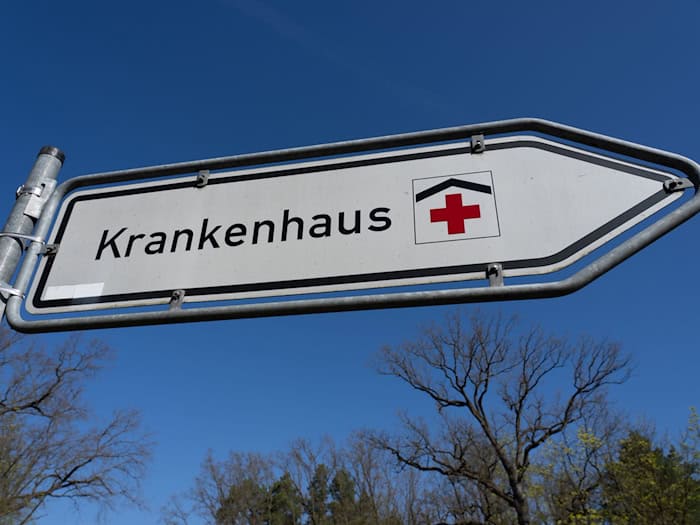 Die Gewerkschaft Verdi befürchtet eine Verschlechterung der Krankenhausfinanzierung und ruft an mehreren Standorten in Brandenburg zu Protestaktionen auf. (Symbolbild)  / Foto: Soeren Stache/dpa