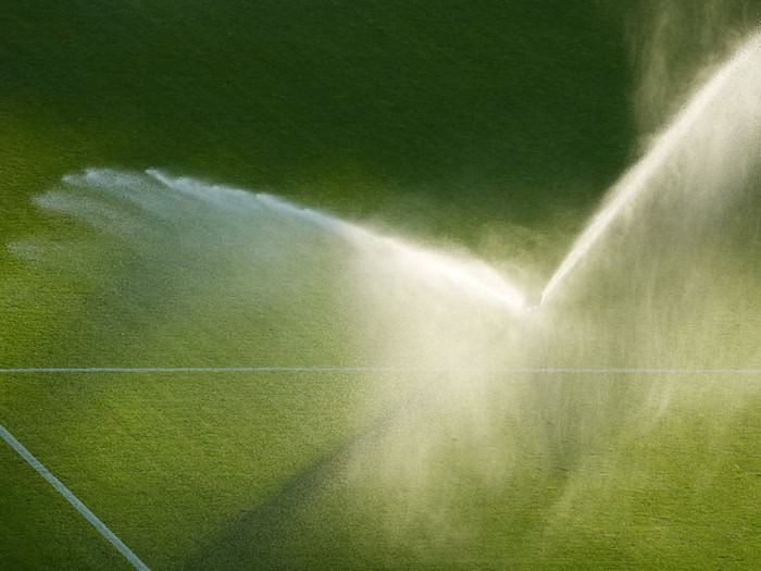 Bei Trockenheit und Niederwasser wird mancherorts das Rasensprengen eingeschränkt. (Symbolbild)  / Foto: Soeren Stache/dpa