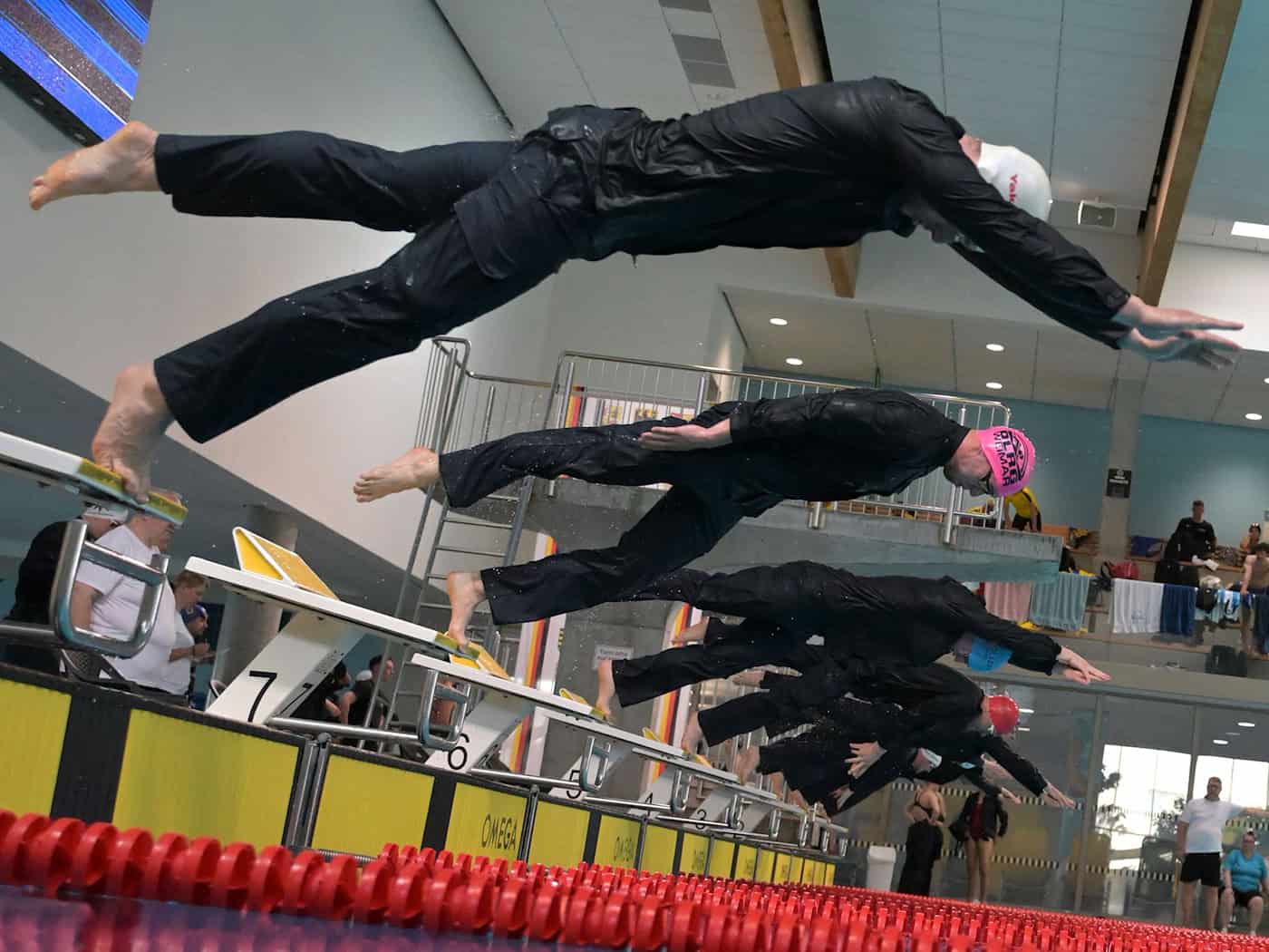 Schwimmen in Kleidung macht das Retten realistisch. / Foto: Michael Bahlo/dpa