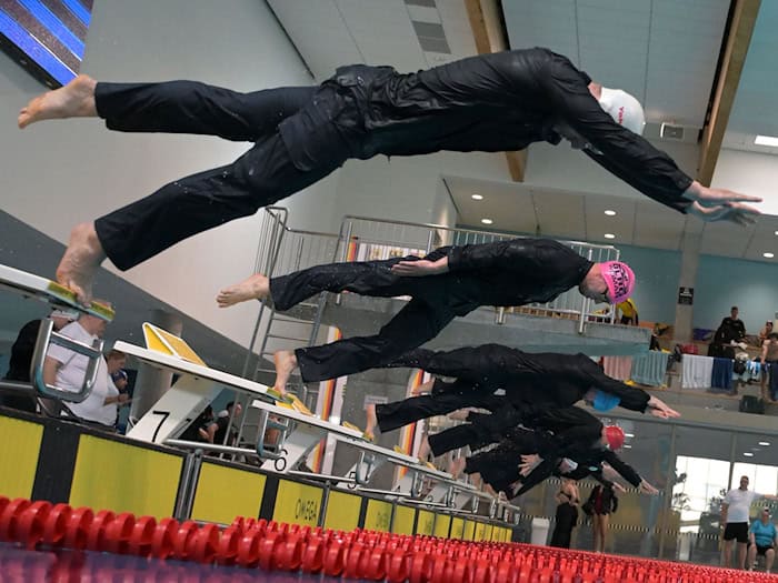 Schwimmen in Kleidung macht das Retten realistisch. / Foto: Michael Bahlo/dpa