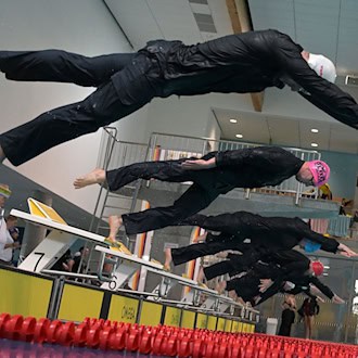 Schwimmen in Kleidung macht das Retten realistisch. / Foto: Michael Bahlo/dpa