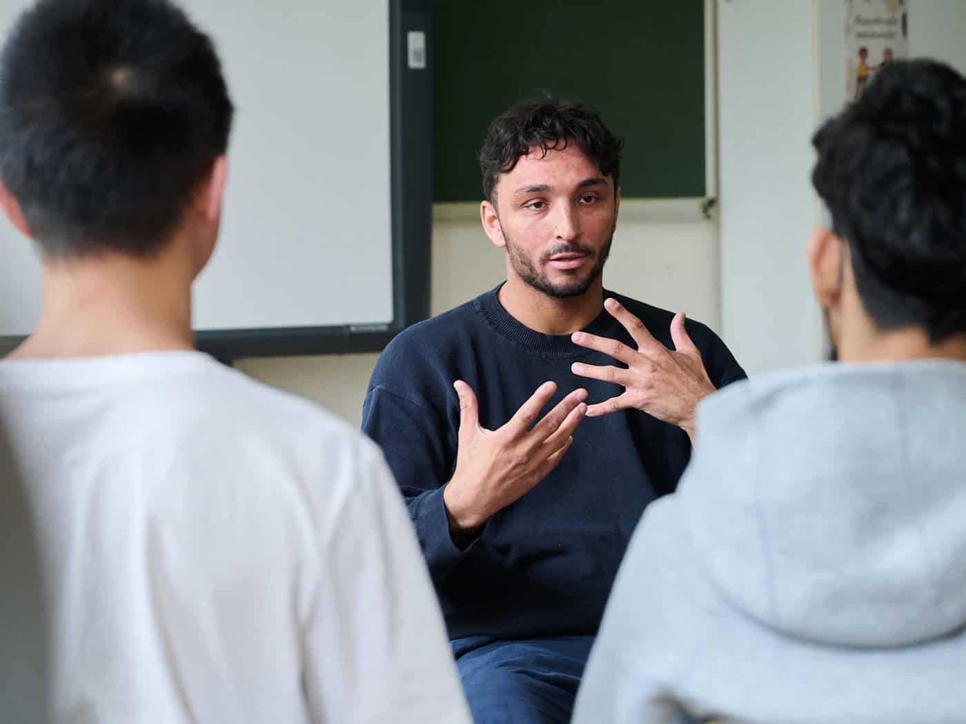 Maximilian Schneider gibt Workshops an Schulen. Ihm ist es wichtig, Jugendliche nicht zu verurteilen. / Foto: Annette Riedl/dpa