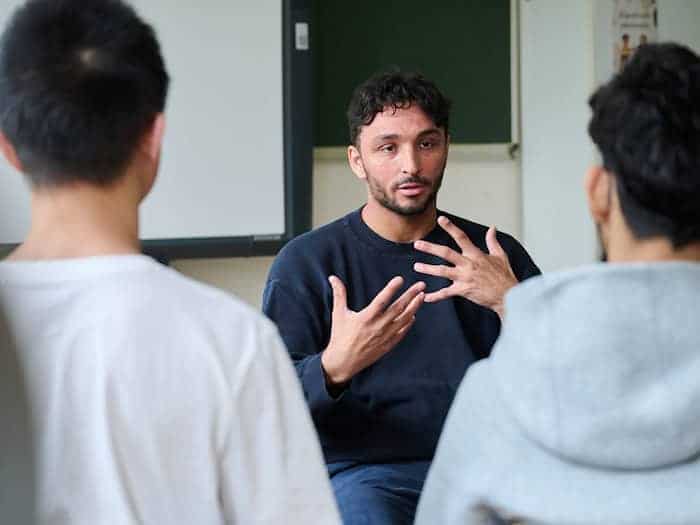 Maximilian Schneider gibt Workshops an Schulen. Ihm ist es wichtig, Jugendliche nicht zu verurteilen. / Foto: Annette Riedl/dpa