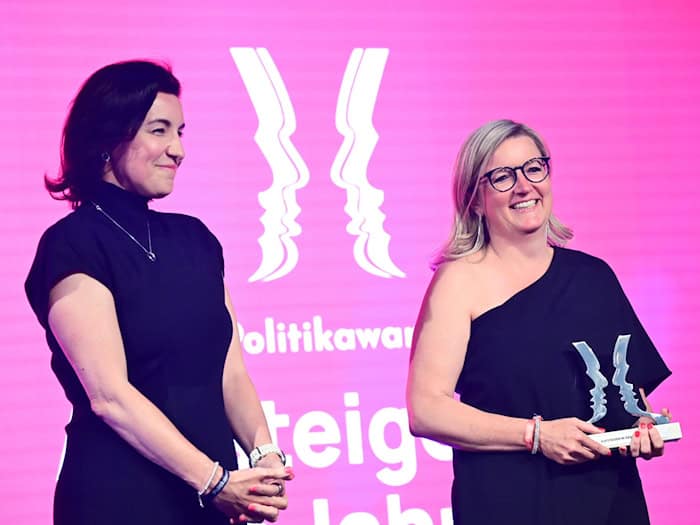 Brandenburgs Wirtschaftsministerin Martina Klement (r) wird bei der Verleihung der Politikawards als «Aufsteigerin des Jahres» geehrt. Neben ihr: Bundesforschungsministerin Dorothee Bär. / Foto: Sebastian Christoph Gollnow/dpa