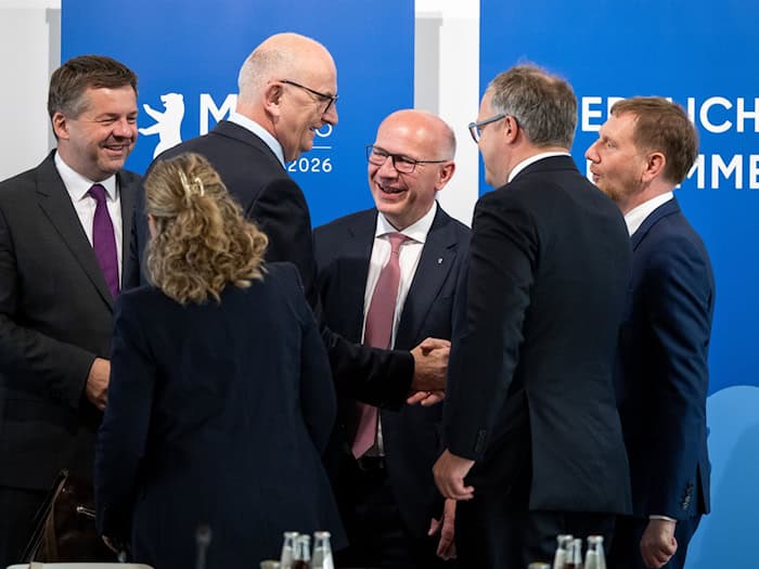 Brandenburgs Ministerpräsident Dietmar Woidke (SPD, 3.v.l.) und Berlins Regierender Bürgermeister Kai Wegner (CDU, 4.v.l.) äußern sich zu möglichen Plänen für eine Expo 2035 in beiden Ländern. / Foto: Sebastian Christoph Gollnow/dpa