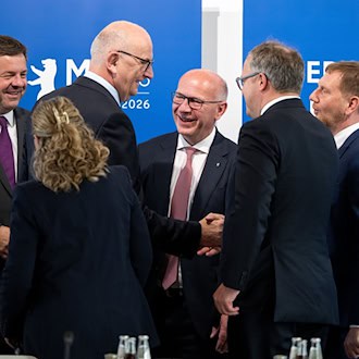 Brandenburgs Ministerpräsident Dietmar Woidke (SPD, 3.v.l.) und Berlins Regierender Bürgermeister Kai Wegner (CDU, 4.v.l.) äußern sich zu möglichen Plänen für eine Expo 2035 in beiden Ländern. / Foto: Sebastian Christoph Gollnow/dpa