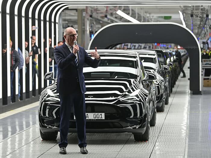 Brandenburgs Ministerpräsident Dietmar Woidke (SPD) begrüßt die Pläne von US-Elektroautobauer Tesla zur Einstellung von zusätzlich 1.000 Mitarbeitern. (Archivbild) / Foto: Patrick Pleul/dpa-Zentralbild/dpa
